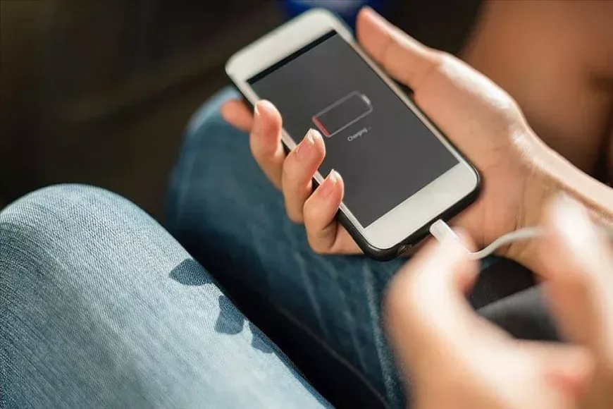 الخطأ الشائع لمستخدمي الهواتف المحمولة يمنع استنزاف البطارية السريع